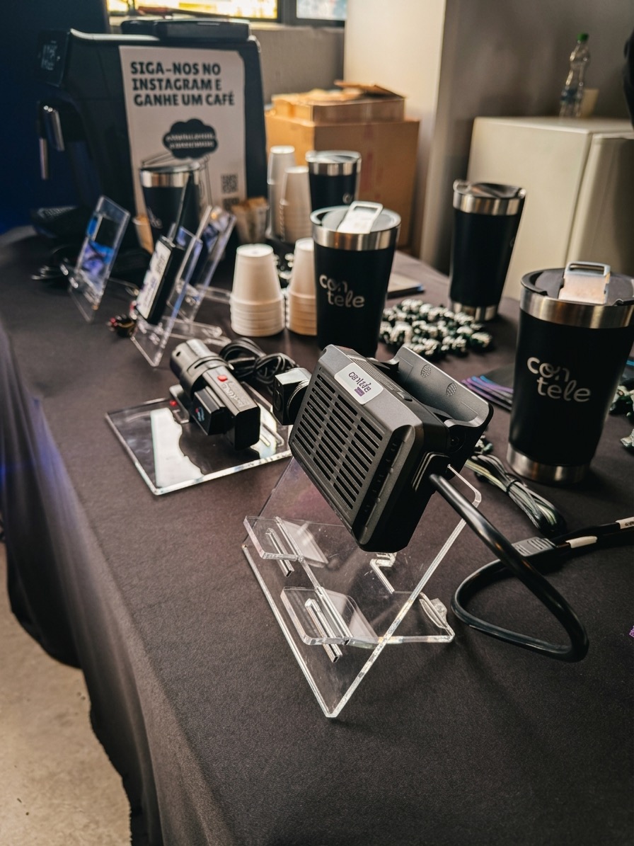 Dispositivos de rastreamento e câmeras Contele no estande