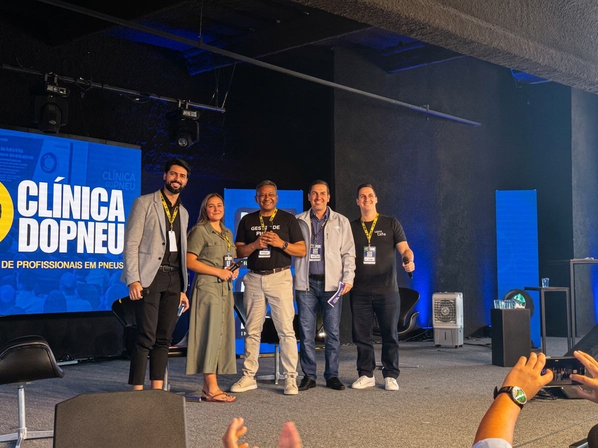 Equipe Contele no palco da Clínica do Pneu
