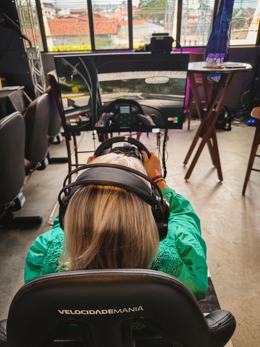 Visitante testando simulador de direção Contele